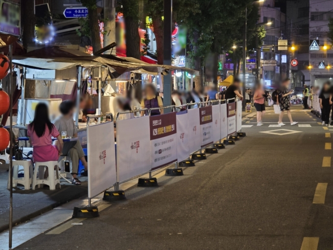 서울 종로3가역 근처 포장마차와 차도 사이에 펜스가 설치된 모습. /사진=김지은 기자