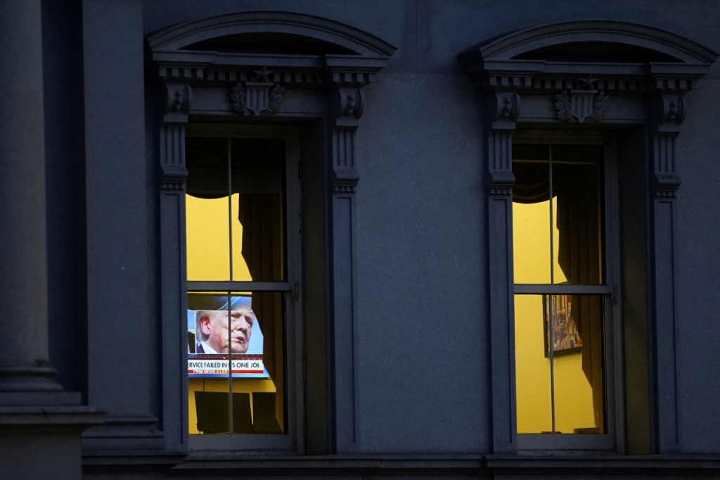 14일(현지시간) 미국 워싱턴 아이젠하워 행정부 건물 TV 화면에 버틀러 열린 집회에서 공화당 대선후보이자 전 미국 대통령 도널드 트럼프에 대한 암살 시도에 대한 뉴스 보도가 나오고 있다. /로이터=뉴스1