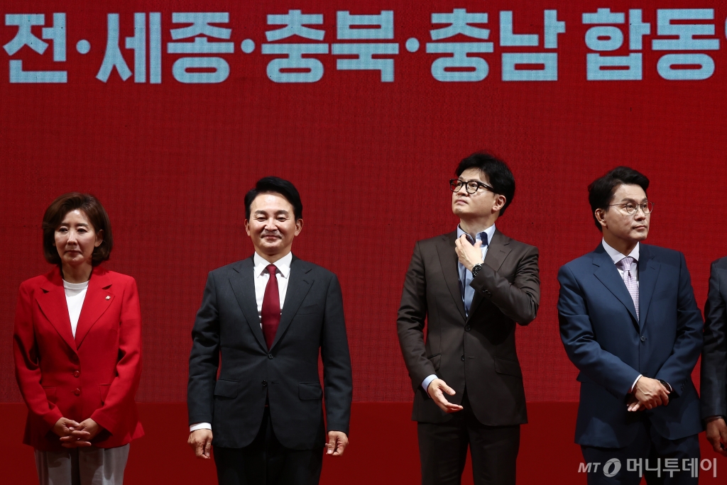 (천안=뉴스1) 김민지 기자 = 나경원(왼쪽부터)·원희룡·한동훈·윤상현 국민의힘 당대표 후보들이 15일 천안 서북구 유관순체육관에서 열린 대전·세종·충북·충남 합동연설회에서 기념촬영을 하고 있다. 2024.7.15/뉴스1  Copyright © 뉴스1. All rights reserved. 무단 전재 및 재배포,  AI학습 이용 금지. /사진=(천안=뉴스1) 김민지 기자