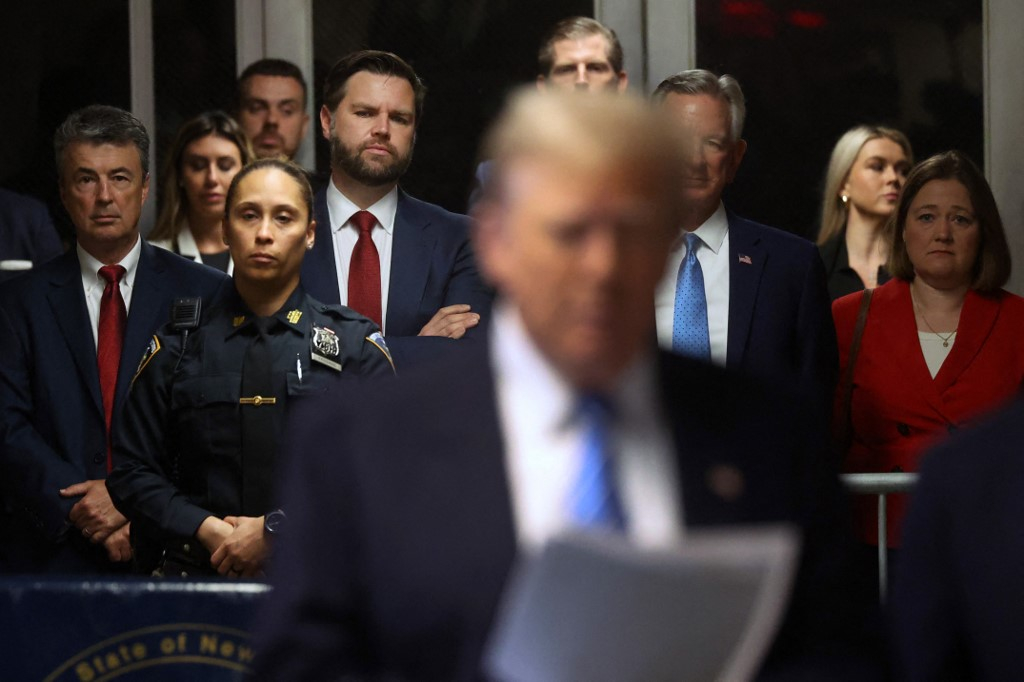  5월13일(현지시간) 미국 뉴욕에서 도널드 트럼프 전 미국 대통령이 성추문 입막음 사건에 대한 형사 재판과 관련해 인터뷰하는 모습을 J.D.밴스 상원의원이 지켜보고 있다./AFPBBNews=뉴스1