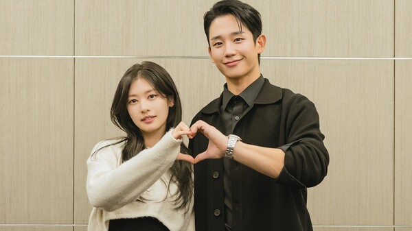 tvN 새 토일드라마 '엄마친구아들'의 정소민, 정해인(사진 오른쪽)./사진=tvN