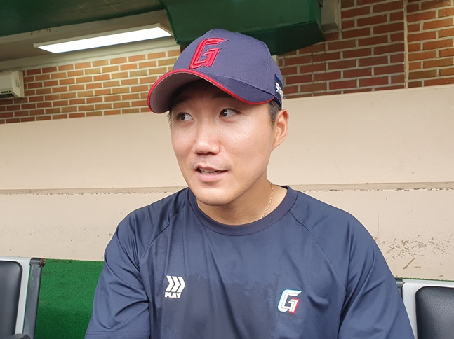 롯데 추재현이 16일 울산 두산전을 앞두고 취재진과 인터뷰를 하고 있다. /사진=양정웅 기자