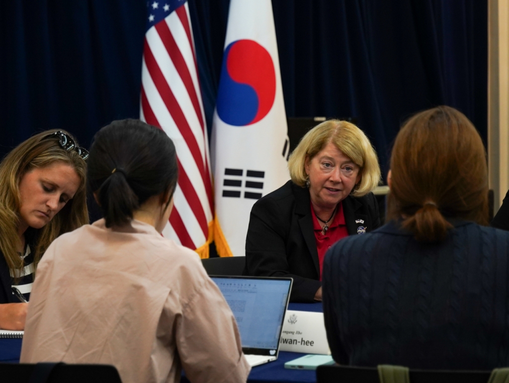 팸 멜로이 NASA 부국장이 16일 주한미국대사관에서 기자들과 만나 이야기하고 있다. /사진=주한미국대사관