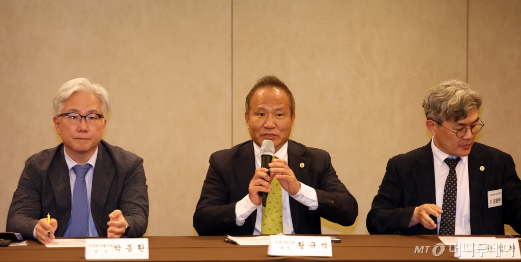 (서울=뉴스1) 김명섭 기자 = 황규석 서울시 의사회 회장이 3일 오후 서울 중구 명동 로얄호텔서울에서 열린 제22회 서울시의사의 날 기념식에 앞서 격화되는 '의·정 갈등 해소를 위해 드리는 제언' 발표를 하고 있다. 2024.6.3/뉴스1 Copyright © 뉴스1. All rights reserved. 무단 전재 및 재배포, AI학습 이용 금지. /사진=(서울=뉴스1) 김명섭 기자