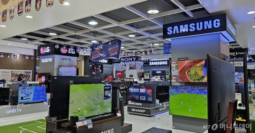 태국 휴양지 후아힌을 대표하는 쇼핑몰 '마켓빌리지' 전자제품 판매관 모습. 삼성전자와 LG전자 TV를 전면에 배치했다. /사진 = 오진영 기자