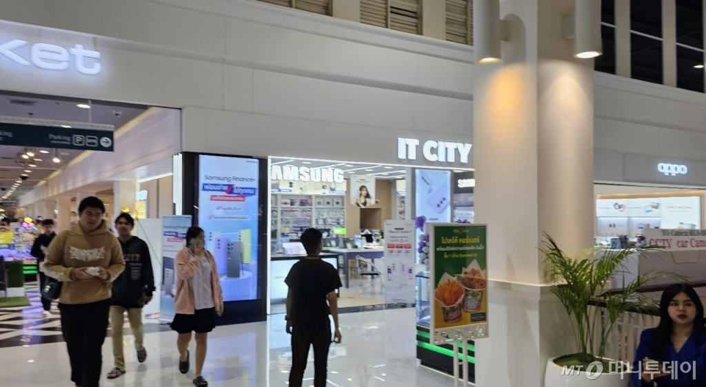 태국의 대형 쇼핑몰 '블루포트'에 마련된 삼성전자 제품 상점. 다른 브랜드와 다르게 별도의 전시관을 두고 있다. / 사진 = 오진영 기자