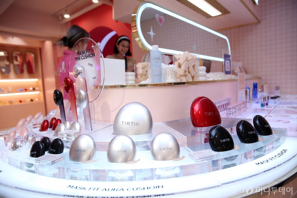 티르티르 홍대 스토어에서 제품을 살펴보는 고객들의 모습  /사진=김휘선 기자 hwijpg@