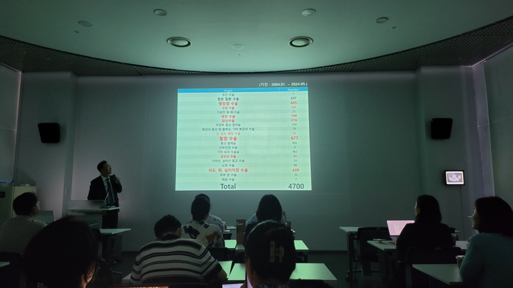 신동규 서울적십자병원 외과 과장이 한국의학바이오기자협회가 서울시청 시민청에서 개최한 제4회 미디어 아카데미에서 20여년 간 시행한 여러 수술에 대해 설명하고 있다./사진=박정렬 기자