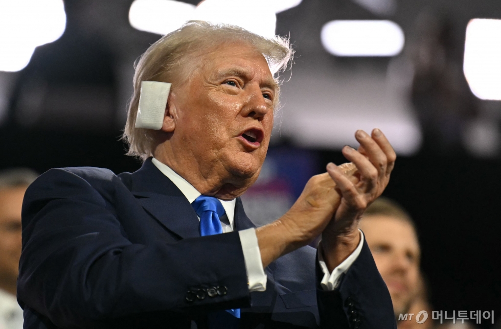 (밀워키 AFP=뉴스1) 장시온 기자 = 16일(현지시간) 도널드 트럼프 전 미국 대통령이 위스콘신 밀워키에서 열린 공화당 전당대회 2일차에 참석해 박수를 치고 있다. 트럼프는 전날 공화당 대선 후보로 공식 지명됐다. 2024.07.16.  ⓒ AFP=뉴스1  Copyright © 뉴스1. All rights reserved. 무단 전재 및 재배포,  AI학습 이용 금지. /사진=(밀워키 AFP=뉴스1) 장시온 기자