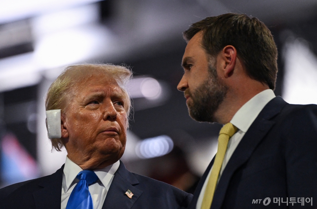 (밀워키 로이터=뉴스1) 장시온 기자 = 16일(현지시간) 미국 위스콘신주 밀워키에서 열린 공화당 전당대회 2일차에 참석한 도널드 트럼프(왼쪽) 전 미국 대통령과 J.D. 밴스(오른쪽) 상원의원이 이야기를 나누고 있다. 2024.07.16.  ⓒ 로이터=뉴스1  Copyright © 뉴스1. All rights reserved. 무단 전재 및 재배포,  AI학습 이용 금지. /사진=(밀워키 로이터=뉴스1) 장시온 기자