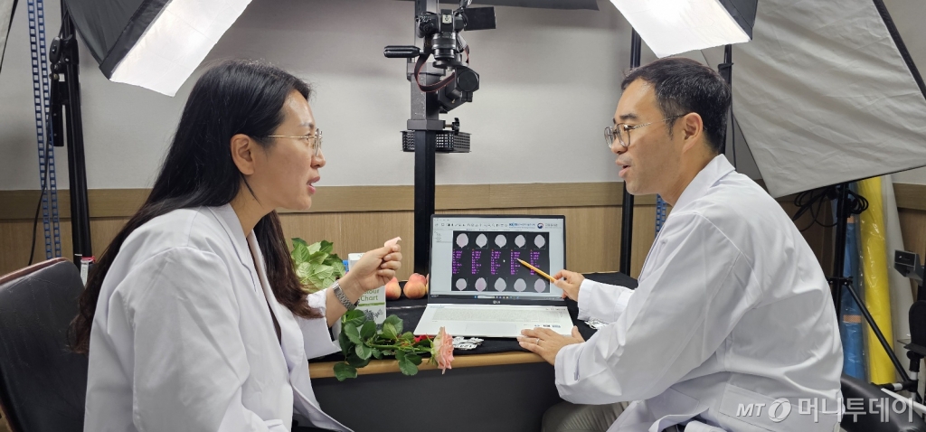 박금순 농업연구사가 영상분석기술로 촬영한 장미 품종 분석결과를 놓고 동료 연구사와 이야기를 나누고 있다. /사진=정혁수 기자 