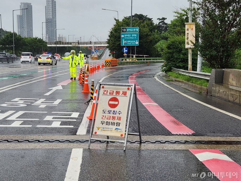 이날 오전 10시 성수JC 구리방향 진입로 앞에는 '긴급통제·도로침수·긴급통제 우회바람'이라고 적힌 안내판이 세워졌다. 빨간색 차선으로 표시된 동부간선도로 진입로 주변으로 주황색 라바콘 10개가 줄지어 놓였다./사진=최지은 기자 