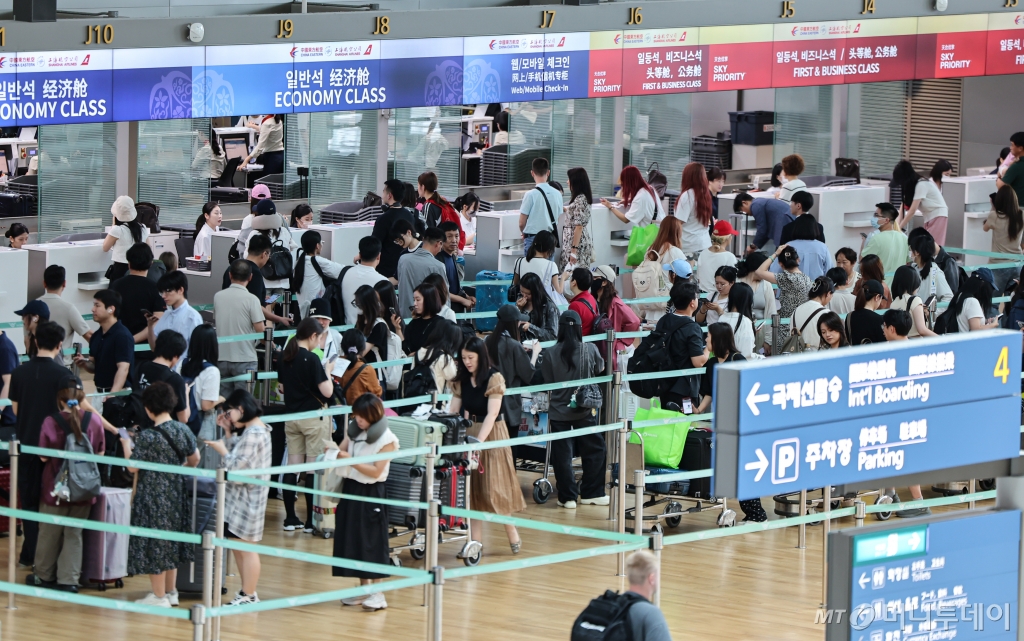 (인천공항=뉴스1) 김도우 기자 = 여름 휴가철인 16일 인천국제공항 1터미널에서 해외로 떠나는 여행객들이 수속을 위해 기다리고 있다. 2024.7.16/뉴스1 Copyright © 뉴스1. All rights reserved. 무단 전재 및 재배포, AI학습 이용 금지. /사진=(인천공항=뉴스1) 김도우 기자