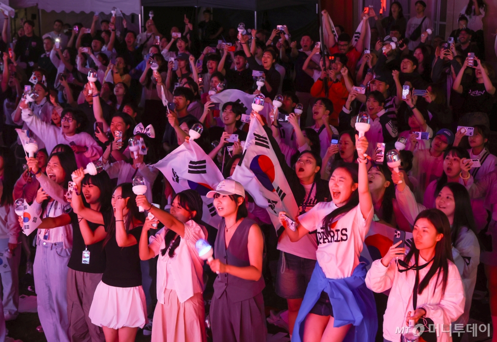 (파리(프랑스)=뉴스1) 이준성 기자 = 2024 파리 올림픽 공식대회 첫 날인 28일 새벽(한국시간) 프랑스 파리 코리아 하우스 내 야외정원에서 한국인과 현지인 등 약 500여명의 응원단이 남자 사브르 결승전에서 오상욱이 금메달을 획득하자 환호하고 있다. 2024.7.28/뉴스1  Copyright © 뉴스1. All rights reserved. 무단 전재 및 재배포,  AI학습 이용 금지. /사진=(파리(프랑스)=뉴스1) 이준성 기자