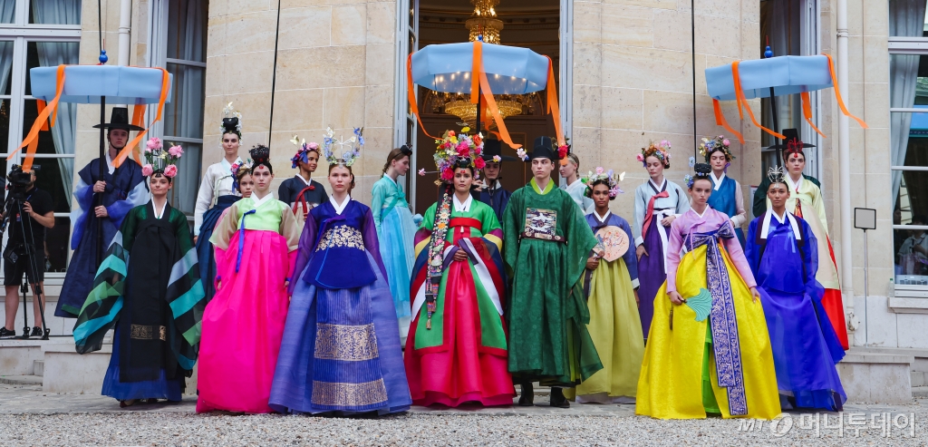 (파리(프랑스)=뉴스1) 이준성 기자 = 2일 새벽(한국시간) 프랑스 파리 코리아 하우스에서 ‘한국의 날’ 행사가 열려 한국공예디자인문화진흥원이 한복 패션쇼를 선보이고 있다.  ‘한국의 날’ 행사는 국제올림픽위원회(IOC)와 국내외 주요 스포츠 인사 등을 초청해 국제적으로 교류하는 이벤트로 만찬과 함께 다양한 볼거리와 즐길 거리를 제공한다. 2024.8.2/뉴스1  Copyright © 뉴스1. All rights reserved. 무단 전재 및 재배포,  AI학습 이용 금지. /사진=(파리(프랑스)=뉴스1) 이준성 기자