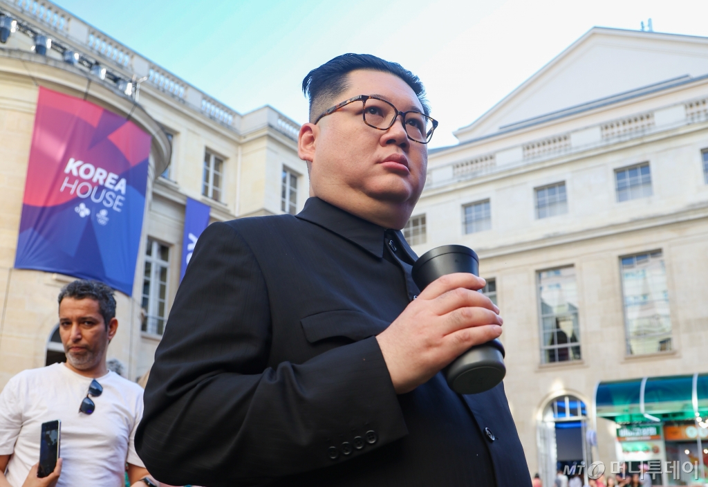 (파리(프랑스)=뉴스1) 이준성 기자 = 29일 새벽(한국시간) 프랑스 파리 중심지에 마련된 코리아 하우스에서 김정은 북한 노동당 총비서를 코스프레한 한 관람객이 야외 정원을 둘러보고 있다.  2024 파리 올림픽 개막에 맞춰 지난 25일 개관한 코리아하우스는 선수단 지원과 동시에 국제 스포츠 교류와 한국 문화·예술 콘텐츠를 세계에 알리는 홍보 플랫폼으로 문화체육관광부와 대한체육회가 설치했다. 코리아 하우스는 올림픽 폐막일인 8월 11일까지 운영된다. 2024.7.29/뉴스1  Copyright © 뉴스1. All righ /사진=(파리(프랑스)=뉴스1) 이준성 기자