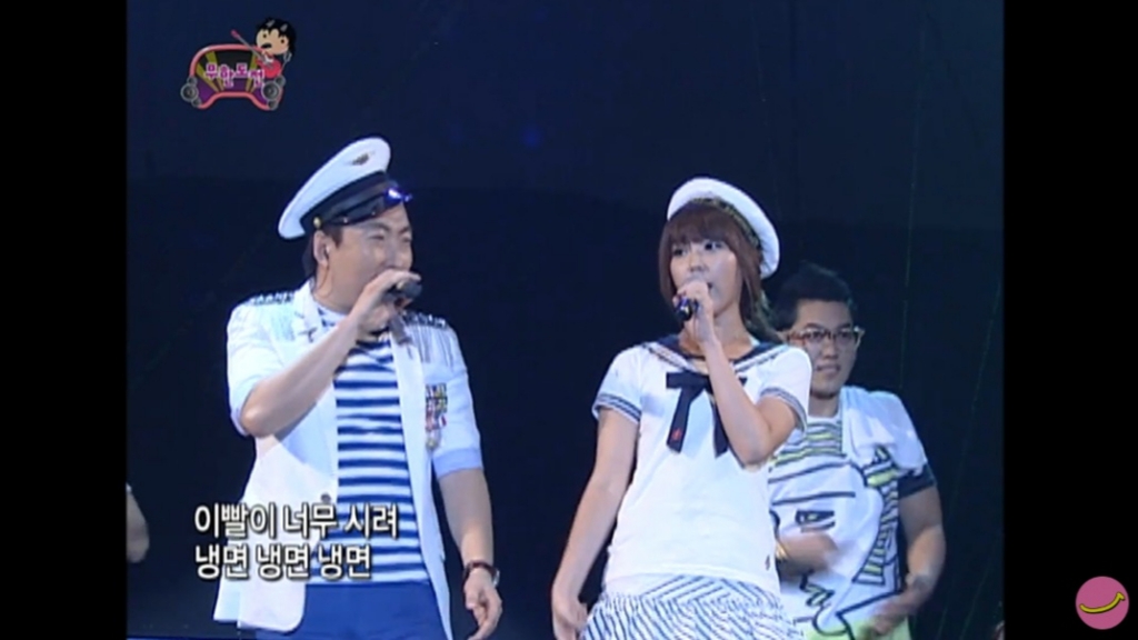 2010년 MBC 예능 '무한도전'에 출연해 개그맨 박명수(왼쪽)와 함께 노래 '냉면'을 불렀던 신인 시절 아이유의 모습. /사진=MBC 유튜브 채널 '올끌' 캡처 