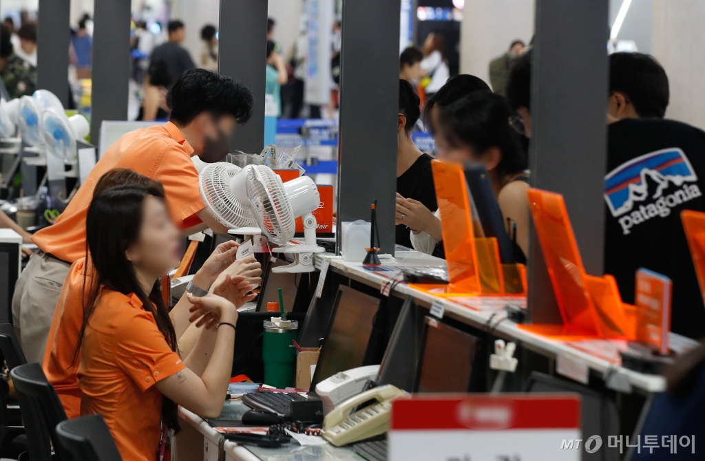 [제주=뉴시스] 우장호 기자 = 'MS 클라우드 오류'로 인해 일부 저비용 항공사(LCC)를 중심으로 발권·예약 시스템이 마비된 19일 오후 제주국제공항 3층 출발장 제주항공 발권카운터에 직원들이 손으로 쓴 티켓을 발행하고 있다. 2024.07.19. woo1223@newsis.com /사진=우장호