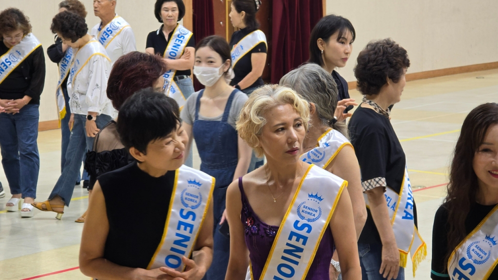 시니어코리아 선발대회 본선 진출자들이 21일 서울 성동구청 대강당에서 모델 워킹 연습에 한창이다. /사진=정심교 기자