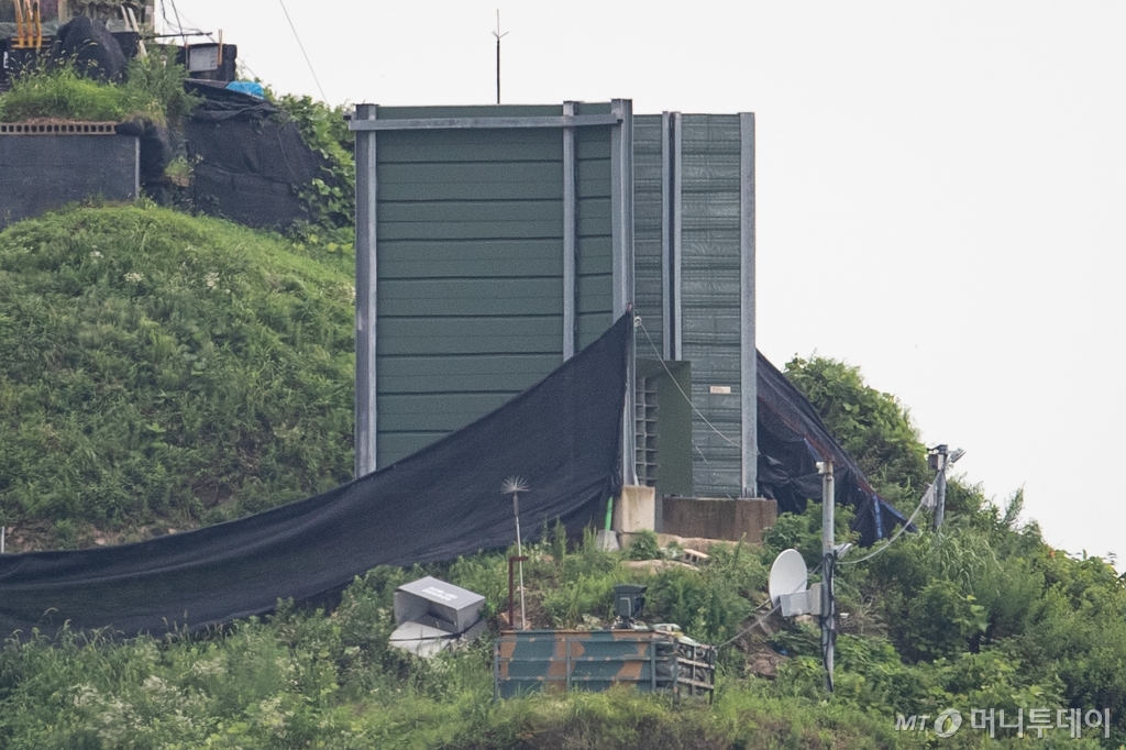 지난 21일 북한의 대남 오물풍선 살포에 대응해 경기 파주시 접경지역 우리측 초소에 설치된 대북확성기를 통해 대북방송이 나오고 있다. / 사진=뉴스1