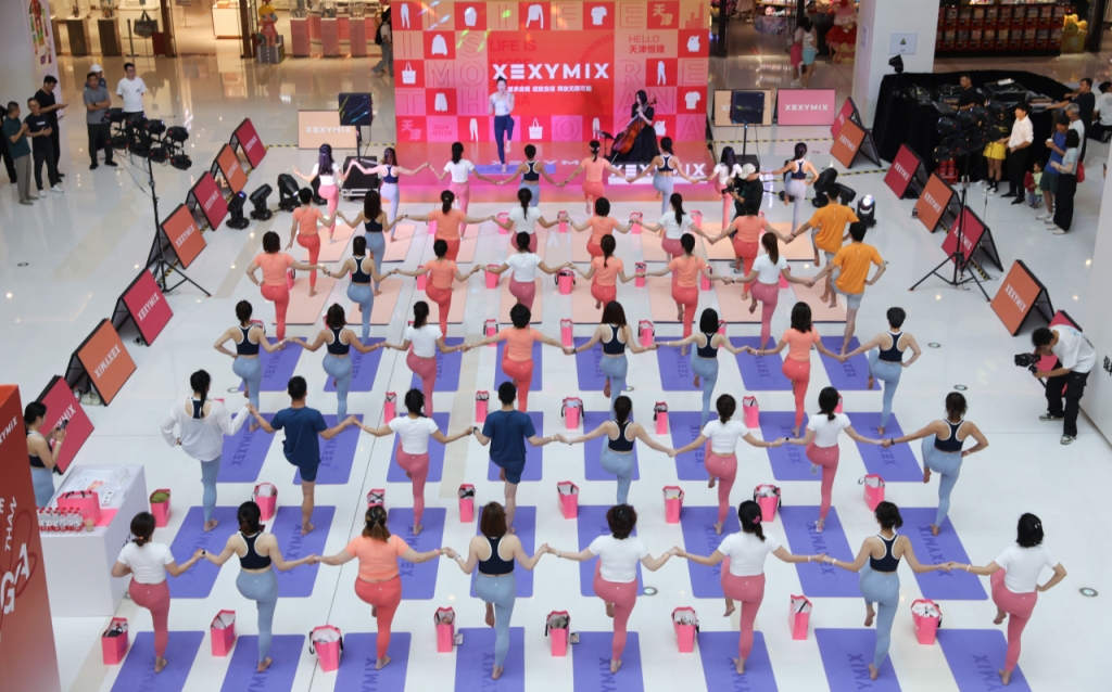 지난 20일 오전 톈진 헝롱광장 내 리버사이드66 지하1층에서 진행된 젝시믹스 요가클래스에 참여한 고객들의 모습/사진=젝시믹스