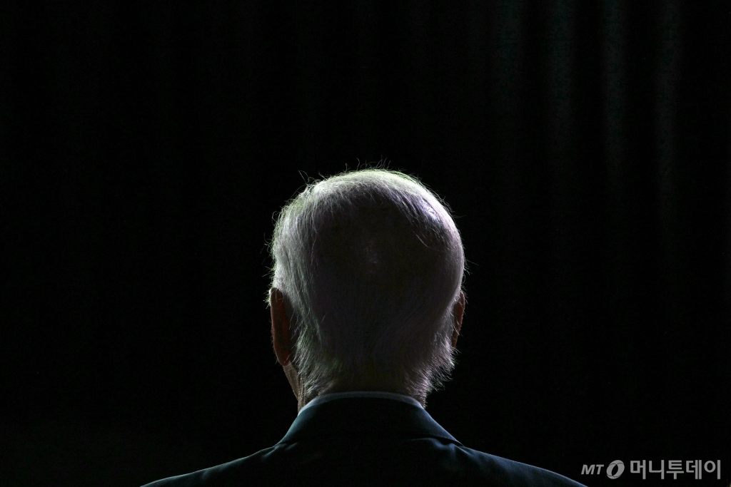 (워싱턴 AFP=뉴스1) 우동명 기자 = 조 바이든 미국 대통령이 지난 6월 10일 워싱턴 백악관에서 노예 해방 기념일을 맞아 열린 준틴스 콘서트에 참석을 하고 있다. 바이든 대통령은 21일 (현지시간) 민주당 대선 후보직에서 사퇴하겠다고 발표하며 카멀라 해리스 부통령의 후보 승계를 지지한다고 밝히고 있다.2024.07.22  ⓒ AFP=뉴스1  Copyright © 뉴스1. All rights reserved. 무단 전재 및 재배포,  AI학습 이용 금지. /사진=(워싱턴 AFP=뉴스1) 우동명 기자