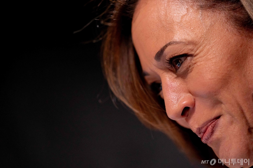 (워싱턴 AFP=뉴스1) 우동명 기자 = 카멀라 해리스 미국 부통령이 19일 (현지시간) 조 바이든 대통령의 대선 후보 사퇴 압력 고조 속 워싱턴의 스미즈 드림 아이스크림 가게를 방문하고 있다. 2024.07.21  ⓒ AFP=뉴스1  Copyright © 뉴스1. All rights reserved. 무단 전재 및 재배포,  AI학습 이용 금지. /사진=(워싱턴 AFP=뉴스1) 우동명 기자