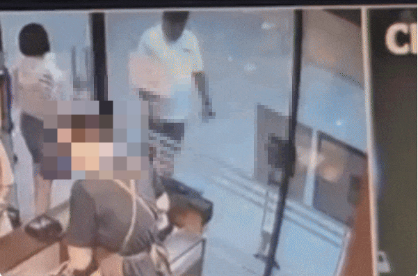 가게 유리문에 손이 끼인 남자아이. /사진=보배드림 인스타그램