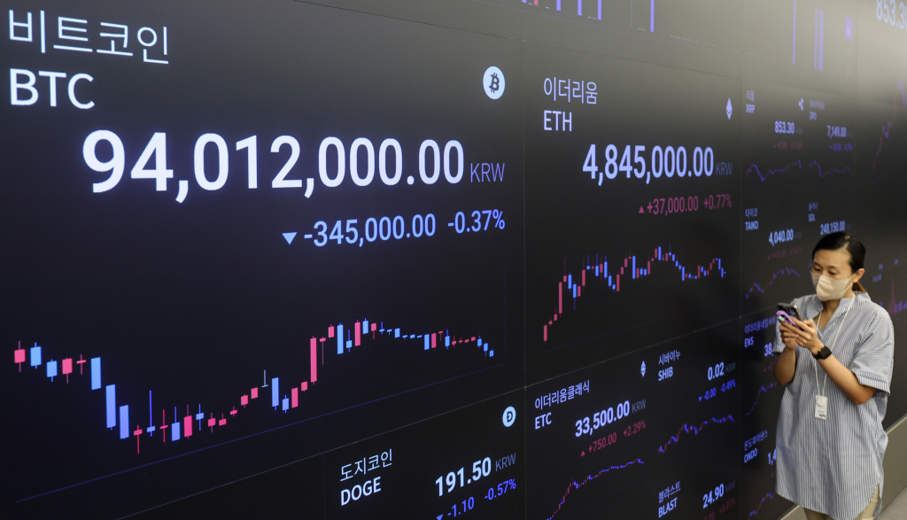 미국 증권거래위원회(SEC)가 이더리움 현물 상장지수펀드(ETF) 최종 승인 결정을 내린 23일 서울 강남구 업비트 고객센터 전광판에 이더리움, 비트코인 등 가상자산 시세가 표시되고 있다. /사진=뉴스1.