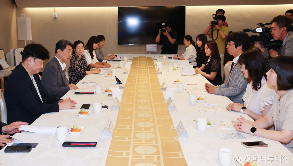 (서울=뉴스1) 허경 기자 = 이주호 사회부총리 겸 교육부 장관이 5일 서울 종로구 정부서울청사에서 열린 교사가 이끄는 교실혁명을 위한 AI 디지털교과서 도입 관련 제34차 함께차담회에서 인사말을 하고 있다. 2024.7.5/뉴스1  Copyright © 뉴스1. All rights reserved. 무단 전재 및 재배포,  AI학습 이용 금지. /사진=(서울=뉴스1) 허경 기자