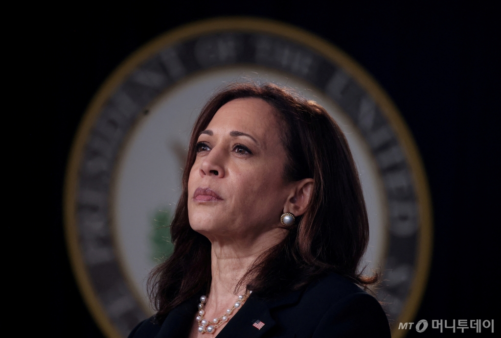 (워싱턴 로이터=뉴스1) 권진영 기자 = 미국 워싱턴 백악관에서 카멀라 해리스 부통령이 초고속 인터넷 통신망 인프라 관련 행사에 참석한 모습. 그는 재선을 포기한 바이든 대통령의 지지를 받으며 차기 민주당 대선후보로 부상했다. 2021.06.03/  ⓒ 로이터=뉴스1  Copyright © 뉴스1. All rights reserved. 무단 전재 및 재배포,  AI학습 이용 금지. /사진=(워싱턴 로이터=뉴스1) 권진영 기자