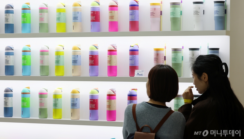 28일 오후 서울 강남구 코엑스에서 열린 '2024 서울리빙디자인페어'를 찾은 관람객들이 다양한 색상과 디자인의 텀블러를 살펴보고 있다. Copyright © 뉴스1. All rights reserved. 무단 전재 및 재배포, AI학습 이용 금지. /사진=뉴스1