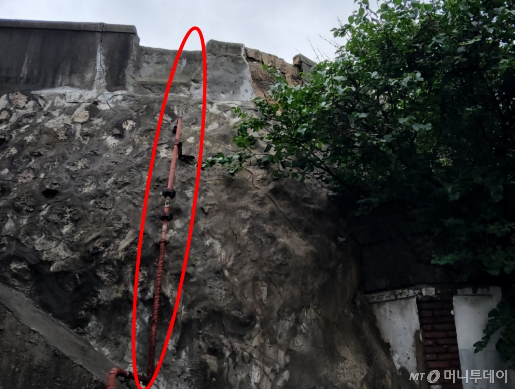 지난 22일 무너져 내린 서울 성북구 삼선동의 한 주택 옹벽의 사고 이전 모습. 옹벽을 따라 가스관이 지나가고 있다./사진=독자제공 