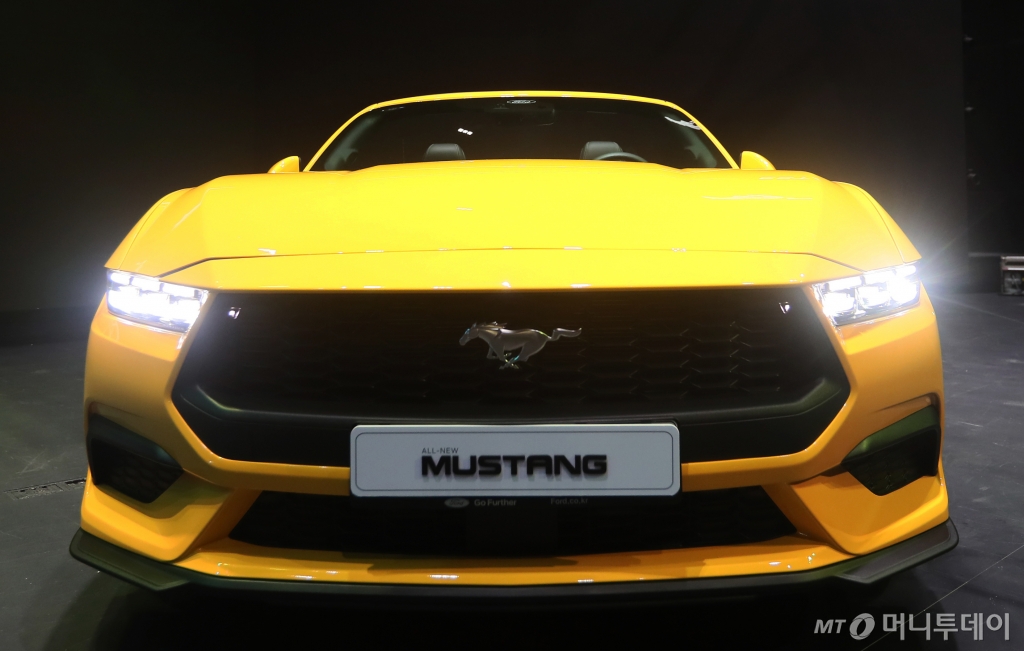 포드코리아가 머스탱 7세대 풀체인지 모델 '올-뉴 포드 머스탱'을 출시한 가운데 15일 경기 광명시 일직동 아이벡스 스튜디오에서 미디어쇼케이스를 개최했다.   국내에 9년 만에 새롭게 선보인 7세대 올-뉴 포드 머스탱은 1세대 머스탱 고유의 디자인과 함께 시그니처 3분할 헤드램프·날렵해진 외부 디자인·전투기에서 영감을 받은 운전석 등을 제공한다. /사진=임한별(머니S)
