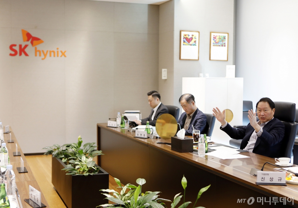 (서울=뉴스1) = 최태원 SK그룹 회장이 4일 경기도 SK하이닉스 이천캠퍼스 R&D센터에서 경영진들과 반도체 현안을 점검하고 있다. (SK 제공) 2024.1.4/뉴스1 Copyright © 뉴스1. All rights reserved. 무단 전재 및 재배포, AI학습 이용 금지. /사진=(서울=뉴스1)