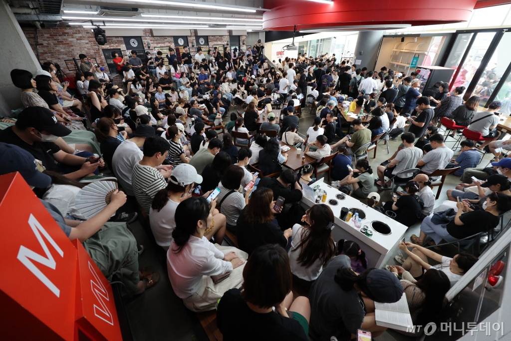 (서울=뉴스1) 신웅수 기자 = 25일 오후 서울 강남구 위메프 본사가 '정산 지연 사태'로 환불을 요구하는 고객들로 붐비고 있다. 싱가포르 기반 e커머스인 큐텐 계열사인 위메프와 티몬에선 셀러 대금 정산 지연이 발생하면서 사태 여파가 커지고 있다. 류화현 위메프 대표는 이날 "오늘 책임지고 완수하겠다"고 밝혔다.사진=신웅수 기자