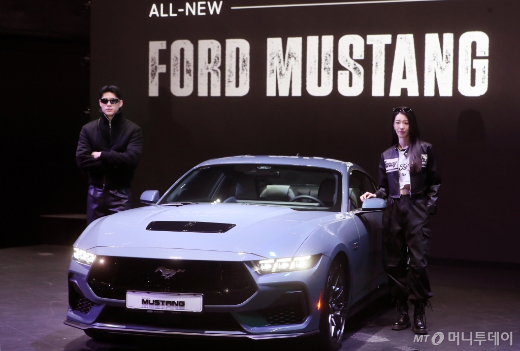 포드코리아가 머스탱 7세대 풀체인지 모델 '올-뉴 포드 머스탱'을 출시한 가운데 15일 경기 광명시 일직동 아이벡스 스튜디오에서 미디어쇼케이스를 개최했다.   국내에 9년 만에 새롭게 선보인 7세대 올-뉴 포드 머스탱은 1세대 머스탱 고유의 디자인과 함께 시그니처 3분할 헤드램프·날렵해진 외부 디자인·전투기에서 영감을 받은 운전석 등을 제공한다. /사진=임한별(머니S)
