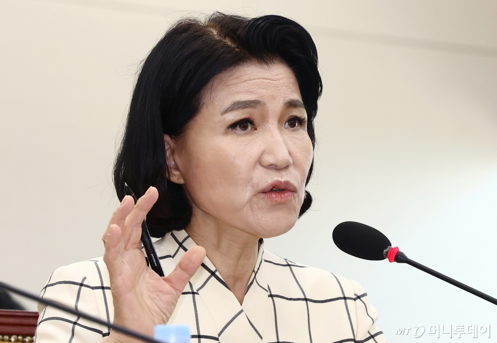 (서울=뉴스1) 김민지 기자 = 이진숙 방송통신위원장 후보자가 26일 오전 서울 여의도 국회 과학기술정보방송통신위원회에서 열린 인사청문회에 출석, 의원 질의에 답변하고 있다. 2024.7.26/뉴스1 Copyright © 뉴스1. All rights reserved. 무단 전재 및 재배포, AI학습 이용 금지. /사진=(서울=뉴스1) 김민지 기자