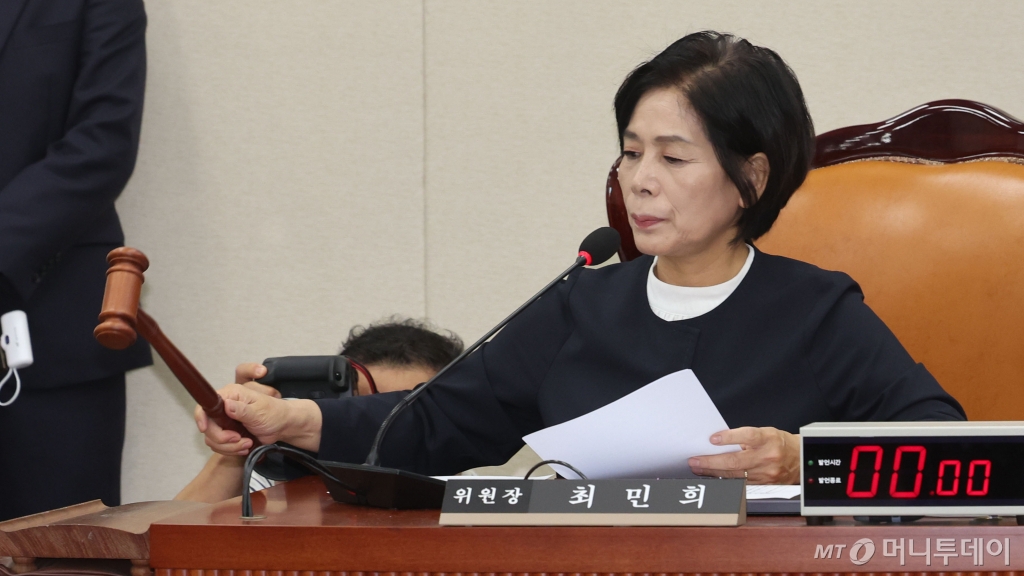 [서울=뉴시스] 권창회 기자 = 최민희 국회 과학기술정보방송통신위원장이 26일 오전 서울 여의도 국회에서 열린 과학기술정보방송통신위원회 전체회의 인사청문회에서 의사봉을 두드리고 있다. 2024.07.26. kch0523@newsis.com /사진=권창회