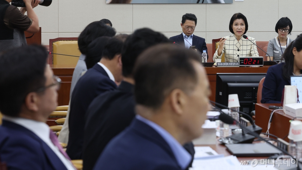 [서울=뉴시스] 권창회 기자 = 이진숙 방송통신위원장 후보자가 26일 오전 서울 여의도 국회에서 열린 과학기술정보방송통신위원회 전체회의 인사청문회에서 의원들의 질의에 답하고 있다. 2024.07.26. kch0523@newsis.com /사진=권창회