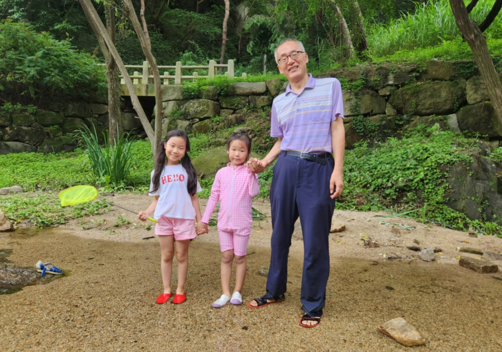 26일 서울 종로구 옥인동 수성동 계곡을 찾은 주종훈씨(61)와 딸, 그의 친구가 포즈를 취하고 있다./사진=최지은 기자