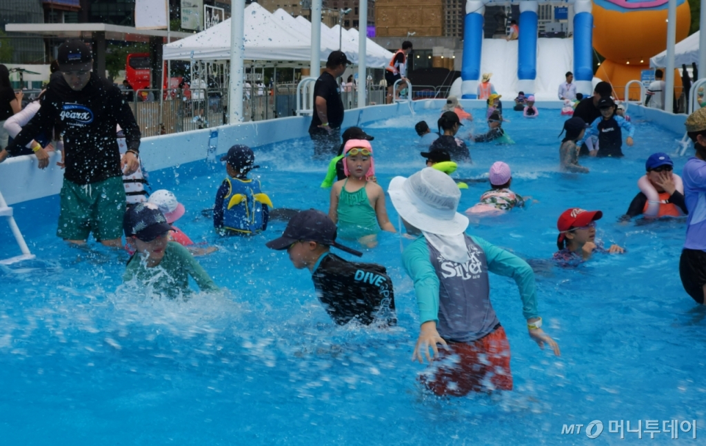 26일 서울 종로구 광화문 광장에는 대형 워터 슬라이드와 수영장이 들어섰다. 수영장 안에서 아이들이 물놀이를 즐기고 있다./사진=최지은 기자