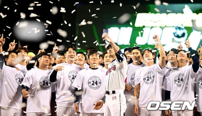 오재원(가운데)이 우승 후 두산 선수들과 기념 사진을 찍고 있다.