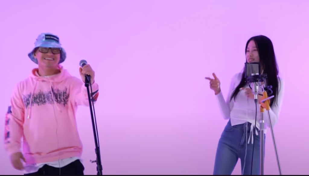 MC스나이퍼(왼쪽)가 2007년 발표한 곡 '봄이여 오라'를 보컬 유리와 함께 부르는 장면. /사진=유튜브 캡처