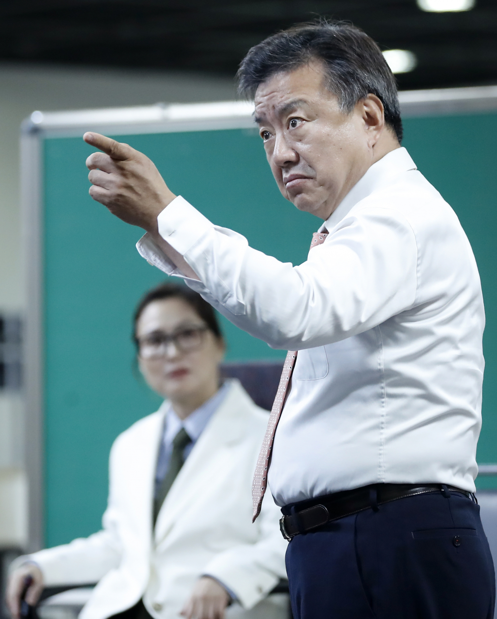 배우 방주란과 이효정(오른쪽)이 24일 서울 강북구 미아운정그린캠퍼스에서 열린 연극 ‘엔젤스 인 아메리카’ 연습실 현장 공개에서 열연을 펼치고 있다. ‘엔젤스 인 아메리카’는 1991년 초연한 토니 커쉬너의 작품으로 1980년대 미국을 배경으로 종교, 인종, 성향, 정치 등 각종 사회 문제와 다양성을 다룬 작품이다. /사진=뉴스1