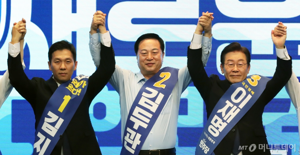 (공주=뉴스1) 김기남 기자 = 28일 오전 충남 공주시 충남교통연수원에서 열린 전국당원대회 충남지역 당대표·최고위원 후보 합동연설회에서 김지수, 김두관, 이재명 당대표 후보가 손을 맞잡고 인사하고 있다. 2024.7.28/뉴스1 Copyright © 뉴스1. All rights reserved. 무단 전재 및 재배포, AI학습 이용 금지. /사진=(공주=뉴스1) 김기남 기자