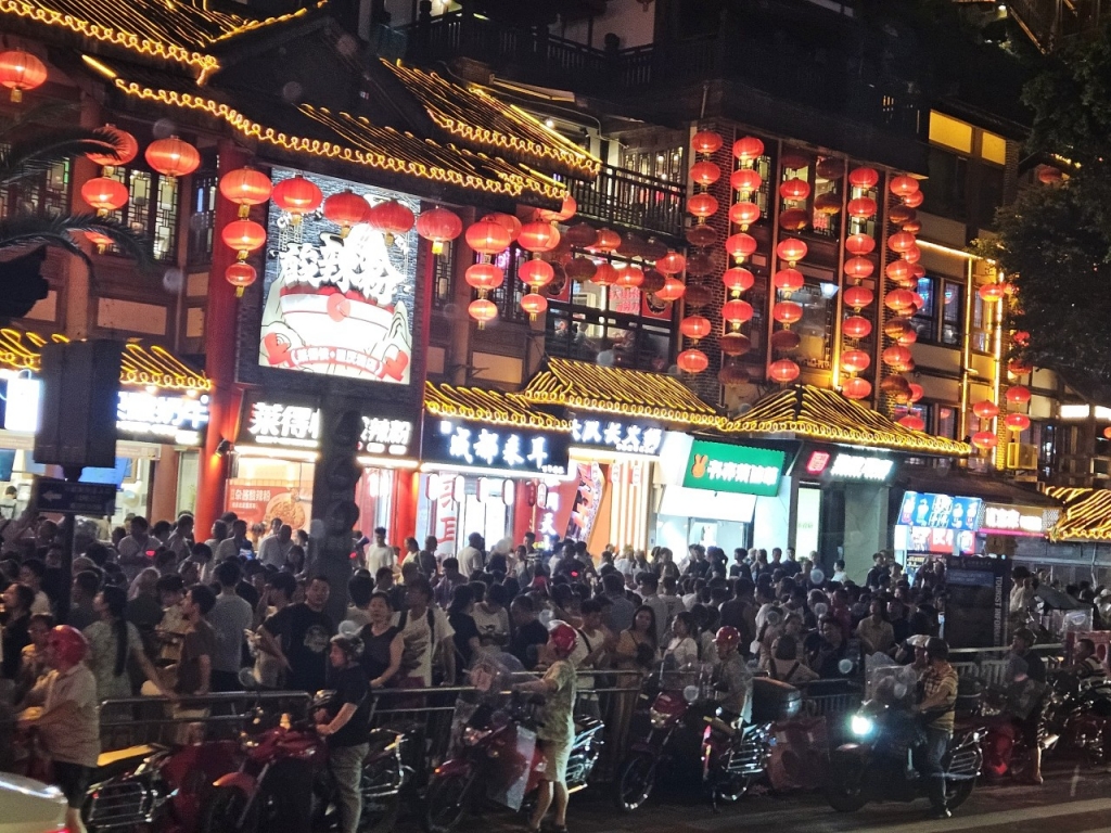 지난 29일 밤(현지시간) 중국 충칭시 홍야동이 시민들과 관광객들로 북적이고 있다 /사진제공=서울시