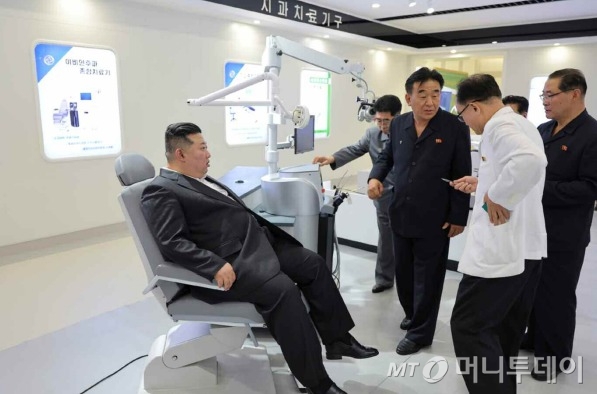 (평양 노동신문=뉴스1) = 북한 노동당 기관지 노동신문은 3일 "김정은 동지께서는 당 중앙지도기관 성원들과 함께 중요 공장, 기업소들을 찾으시었다"라고 보도했다. 이날 김 총비서는 국방공업기업소, 중요기계공장, 의료기구를 생산하는 공장 등을 돌아봤다고 한다.  [국내에서만 사용가능. 재배포 금지. DB 금지. For Use Only in the Republic of Korea. Redistribution Prohibited] rodongphoto@news1.kr  Copyright © 뉴스1. All rights re /사진=(평양 노동신문=뉴스1)