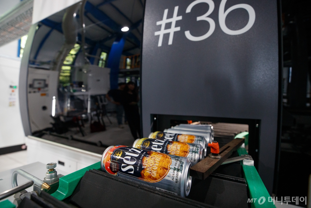  경기도 포천시에 위치한 유일캔 디지털센터 알루미늄 인쇄 장비에서 출력된 제품이 나오고 있다. /사진=이기범 기자 leekb@