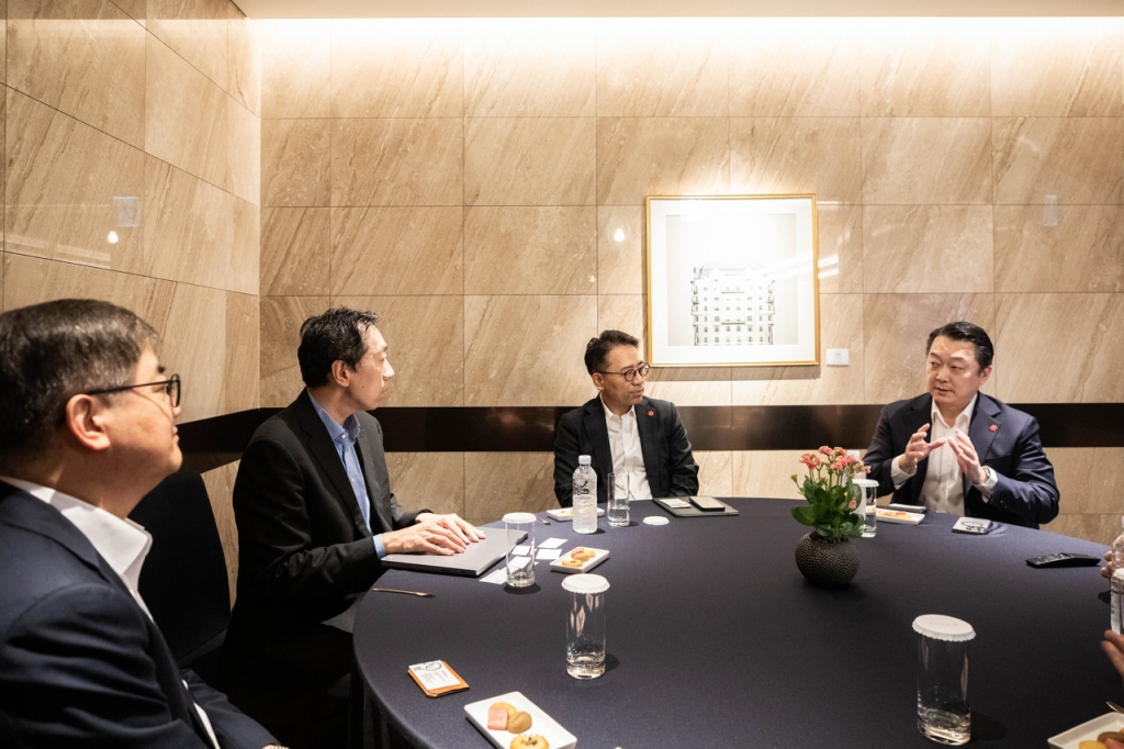 30일 조선팰리스호텔에서 열린 신세계그룹과 'AI 석학' 앤드류 응 교수(왼쪽에서 두 번째)와의 만남에서 한채양 이마트 대표, 임영록 신세계그룹 경영전략실장, 정형권 지마켓 대표(왼쪽부터)가 응 교수와 대화를 나누는 모습/사진제공=신세